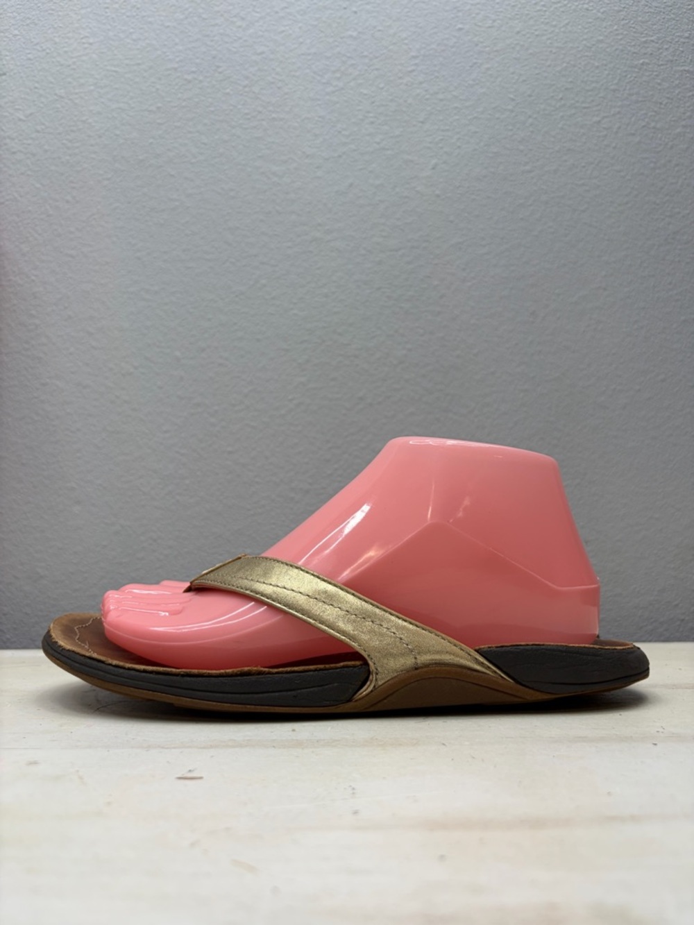 Olukai Gold Leather Kumu Thong Sandals Size 7